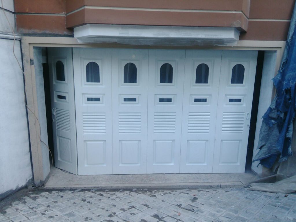 Design pintu garasi minimalis - Kreasi Megah Konstruksi - Kreasi Megah