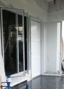 pintu swing panel ACP dan jendela double swing gendong untuk pintu utama