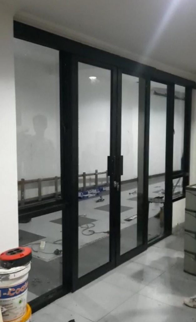 Pintu Sliding Alumunium dan Jendela swing - Kreasi Megah Konstruksi